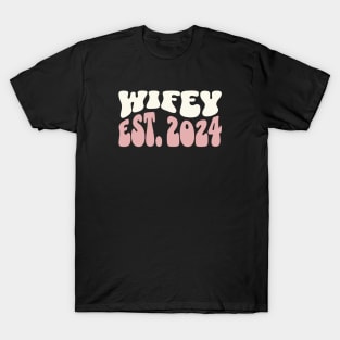 Wifey Est. 2024 Newlywed Honeymoon New Wife Wavy Font T-Shirt